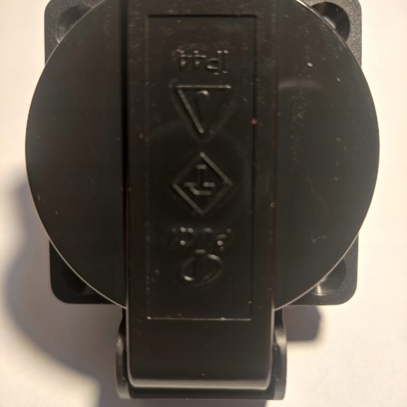 Gniazdo tablicowe wtyczkowe 16a 230v ip44 czarne razem z uszczelka